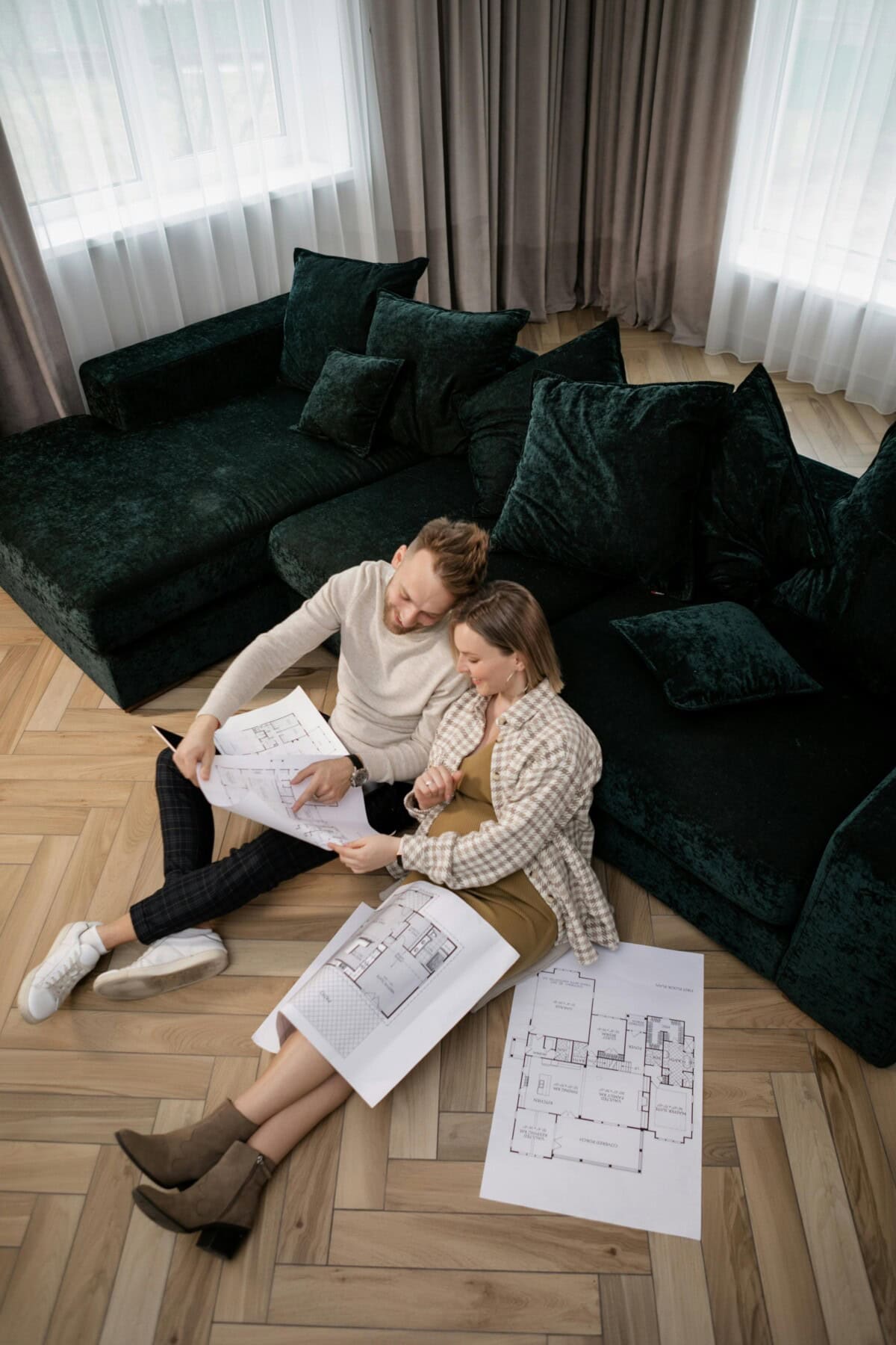 Un hombre comprometido involucrando a su pareja en sus planes futuros