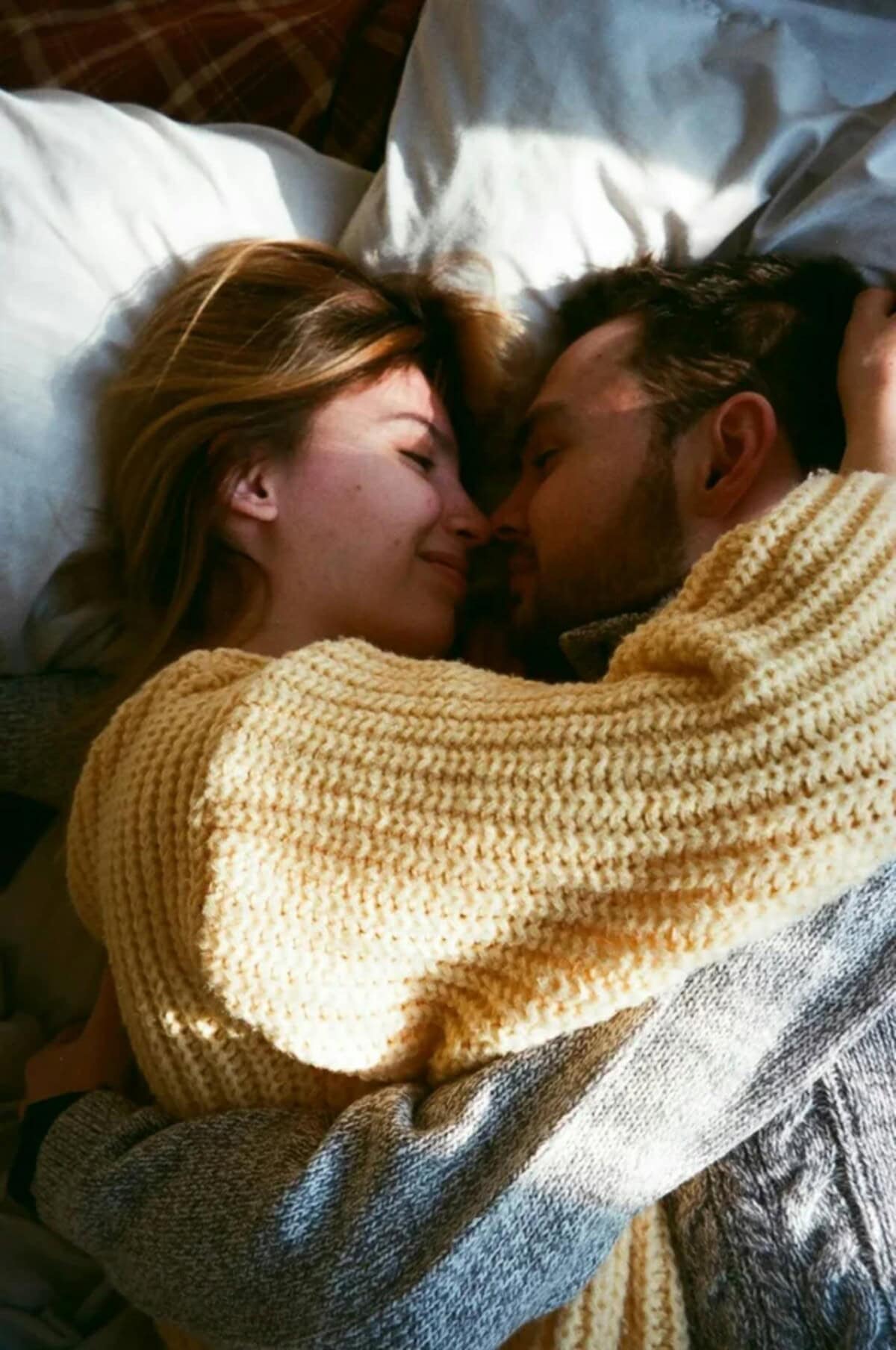 Un hombre se preocupa por el bienestar emocional de su pareja