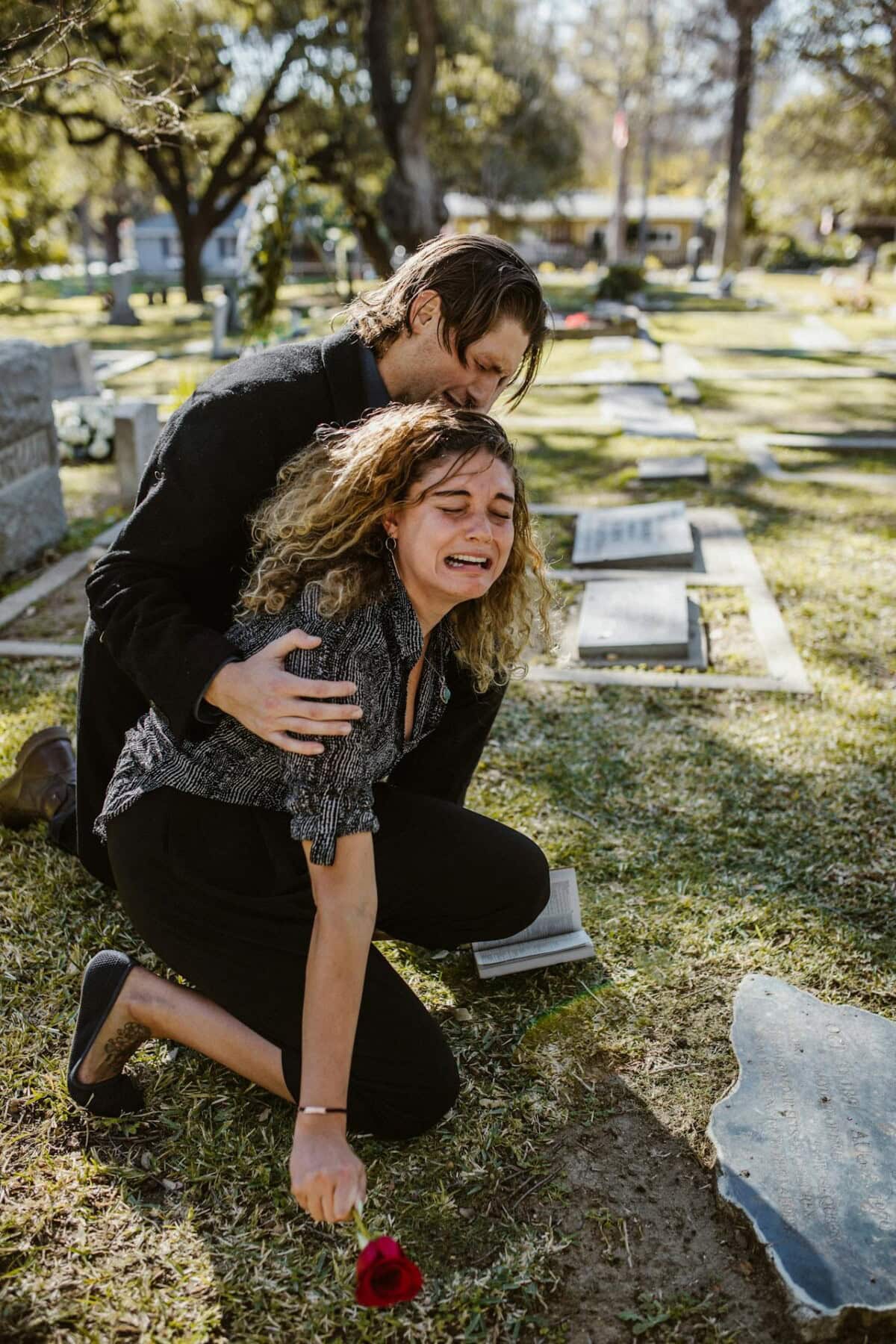Un hombre apoyando a su pareja en momentos dificiles
