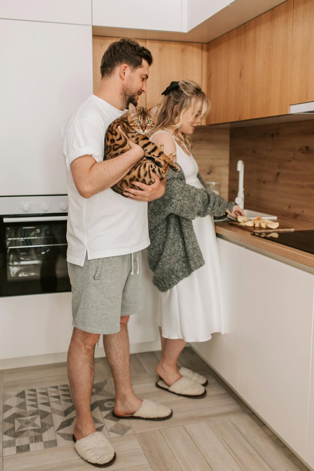 Pareja cocinando juntos creando recuerdos duraderos